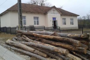 O şcoală primară din Bolboşi îşi primeşte dimineaţa elevii cu uşile închise şi fără foc în sobe!