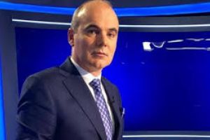 Rares Bogdan a ameninţat în direct că părăseşte Realitatea TV şi acuză că i-au fost cenzuraţi invitaţii. Reacţia lui Cozmin Guşă, patronul postului TV: „Nu tolerez aşa ceva”