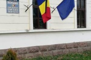 Primăria Băţani va fi sancţionată pentru arborarea însemnelor de doliu pe drapelul naţional