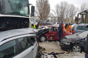 Nouă maşini distruse de un TIR – Șoferul era băut la volan