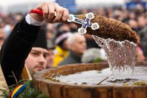Mitul apei sfinţite – De ce aceasta nu se strică niciodată