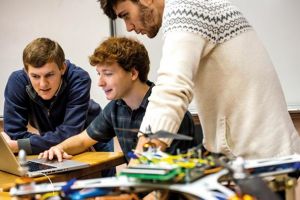 Elevii braşoveni vor învăţa noţiuni de Mecatronică