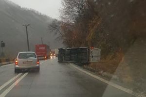 FOTOMicrobuz răsturnat pe Valea Oltului – Se circulă greu