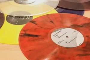 AUDIOBOOK-URI pe VINIL - PREMIERĂ pe piaţa de carte din România. Ce preţ are o asemenea minunăţie?