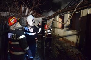 Incendiu provocat de o improvizatie la instalatia electrica la anexa unui imobil din Lugoj