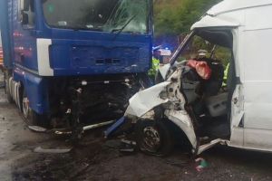 Autocar implicat într-un accident pe hula Bradului