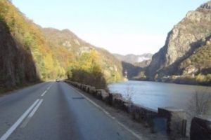 Trafic BLOCAT pe VALEA OLTULUI. ACCIDENT în care a fost implicată o dubă