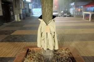 Haine pe copaci pentru oamenii nevoiaşi. Iniţiativa unei sătmărence