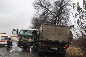 COLIZIUNE între un AUTOTURISM şi un TIR pe DN7: Drumul este BLOCAT pe AMBELE SENSURI