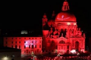 Veneţia ÎN ROŞU. Papa Francisc salută iniţiativa care sensibilizează opinia publică: Prea mulţi creştini au fost persecutaţi pentru credinţa lor