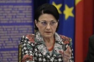Se schimbă manualele. Ecaterina Andronescu renunţă la manualul unic
