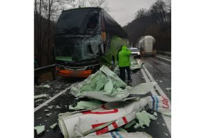 FOTO Autocar implicat într-un accident pe Hula Bradului