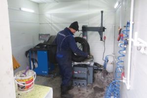 Nebunie în Ploieşti, la vulcanizari, pentru „încălţarea” maşinilor cu anvelope de iarnă