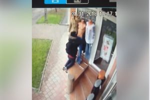 VIDEO. INCREDIBIL. A furat o geacă din faţa unui magazin. Fără ruşine!