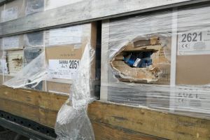 Două tiruri în care erau ascunse mii de baxuri de pachete de ţigări, oprite în Vama Siret