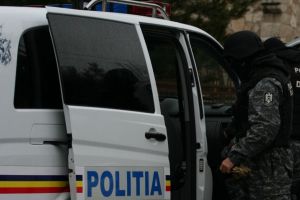 Poliţişti sibieni, percheziţii într-un dosar cu droguri