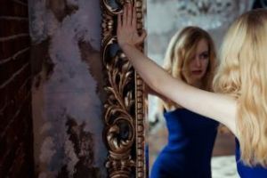 Un bărbat din Arad cere instanţei să o oblige pe vecina lui să-i devină amantă