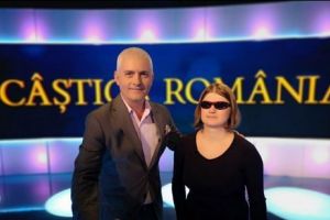 O tânără nevăzătoare străbate harta „Câştigă România!”