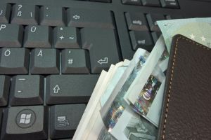 O pensionara, victima a inselaciunii online. Cum a pierdut peste 11.000 de euro