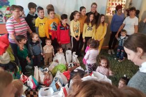 FOTO. Donaţii din fructe şi legume, făcute de elevii unei şcoli din Satu Mare
