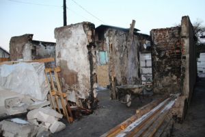 Zece membri ai unei familii din Ploieştiori au rămas fără casă în prag de iarnă. Cum ii putem ajuta