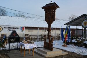 FOTO: Troiţă dedicată Centenarului Marii Uniri, sfinţită la Penitenciarul Focşani