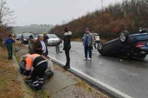 Tanara la spital dupa ce un sofer a pierdut controlul volanului si s-a rasturnat cu masina