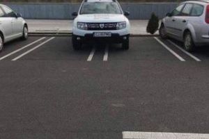 Parcarea Poliţiei Locale! Pe aceşti ”boi” cine îi amendează? - FOTO