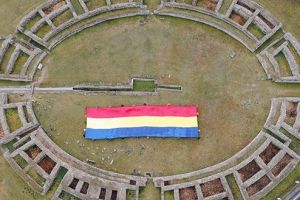 Tinerii liberali „o mai comit” o dată. Drapelul naţional, desfăşurat incorect la Ulpia Traiana Sarmizegetusa