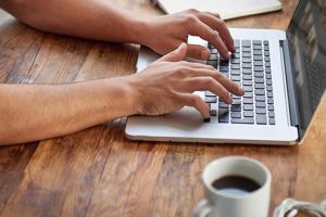 Ideea unei valize pline cu bani a lăsat-o fără 11.400 de euro