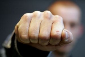 Femeie din Plopşoru, ameninţată cu moartea de soţul obligat să nu se apropie de ea