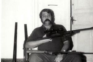 Şarpele Roşu, cârciuma boemă păzită cu arma în mână. Povestea unei fotografii