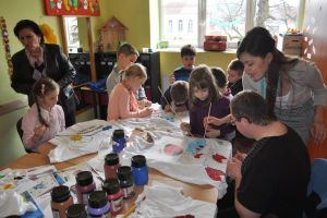 Câţi profesori ar putea fi mutaţi din şcolile speciale în cele de masă şi din ce motiv