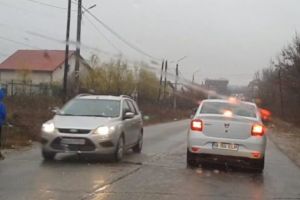 COPIL pe placă la drum, în JOACĂ de-a VIAŢA şi de-a MOARTEA!