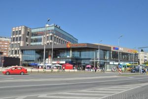 Jandarm atacat cu pietre, în parcarea Oradea Plaza. Agresorul a fost imobilizat cu ajutorul unui trecător