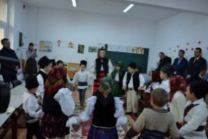 (FOTO) Calinesti: ”Scoala Radacinilor Strabune”, folclorul materie optionala in scoala ”Vasile Berci”