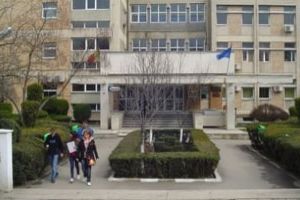 Incident in cladirea UPG Ploiesti. Un student a dat cu spray lacrimogen. O tanara a fost preluata de medici