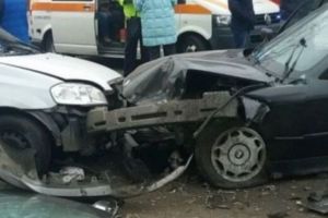 Accident cu trei maşini, în faţa Spitalului Judeţean din Ploieşti