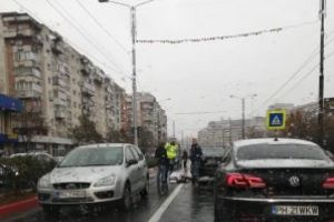 Femeie lovită în timp ce traversa strada pe la trecerea pentru pietoni