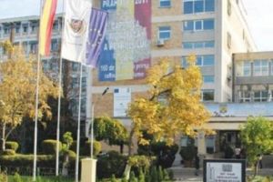 UNIVERSITATEA din PLOIEŞTI, evacuată de URGENŢĂ. O studentă a fost transportată la SPITAL