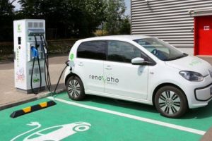 Staţie de încărcare a maşinilor electrice, lângă Teatrul „Alexandru Davila”