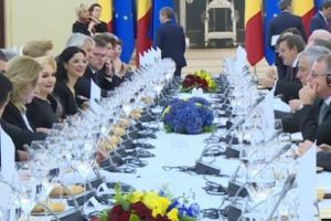 DĂNCILĂ şi ospăţul din SALA TRONULUI. Nu a trecut nici UN AN de când trupul REGELUI MIHAI a fost depus acolo