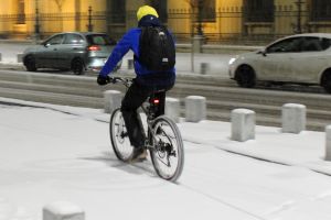 Unde nu-i cap, vai de picioare! Un topliţean a confundat sania cu bicicleta