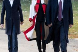 Melania Trump, CRITICATĂ pentru „cheltuielile nebuneşti ”. Cât a costat pardesiul purtat de Ziua Recunoştinţei. Foto în articol