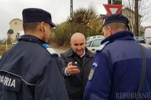 Scandal la dezvelirea statuii de la Sânmartin: Un protestatar şi reporterul BIHOREANULUI au fost agresaţi, iar jandarmii nu au intervenit