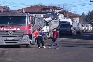 Cozi la Salina Slanic. Drumarii iau sare pentru deszapezire