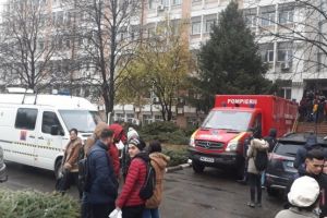 Zeci de persoane din UPG, evacuate din cauza unui student care a golit un spray lacrimogen, pe scari