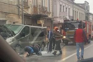 O dubă a FUMEGAT la Curtea de Argeş