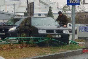 O soferita a ajuns cu masina pe spatiul verde, la intersectia de la Nord