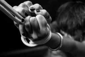 MOARTE TRAGICĂ! Un joc SEXUAL periculos combinat cu prea mult ALCOOL şi DROGURI. Autorităţile s-au ÎNGROZIT când au aflat totul. Implicat e un CUNOSCUT om de afaceri